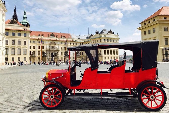 1,5 hour oldtimer convertible Prague sightseeing tour - Charles Bridge and Prague’s river views