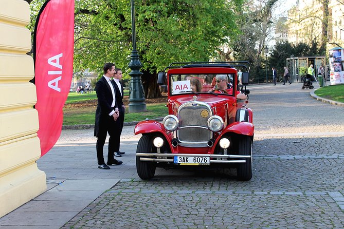 1,5 hour oldtimer convertible Prague sightseeing tour - Dancing House and the National Theatre