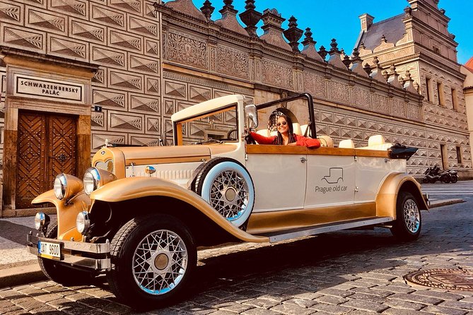 1,5 hour oldtimer convertible Prague sightseeing tour - Old Town Square and the astronomical clock