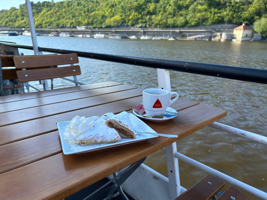 1 hour boat cruise with fragrant coffee and homemade strudel - Under Charles Bridge and toward Prague Castle