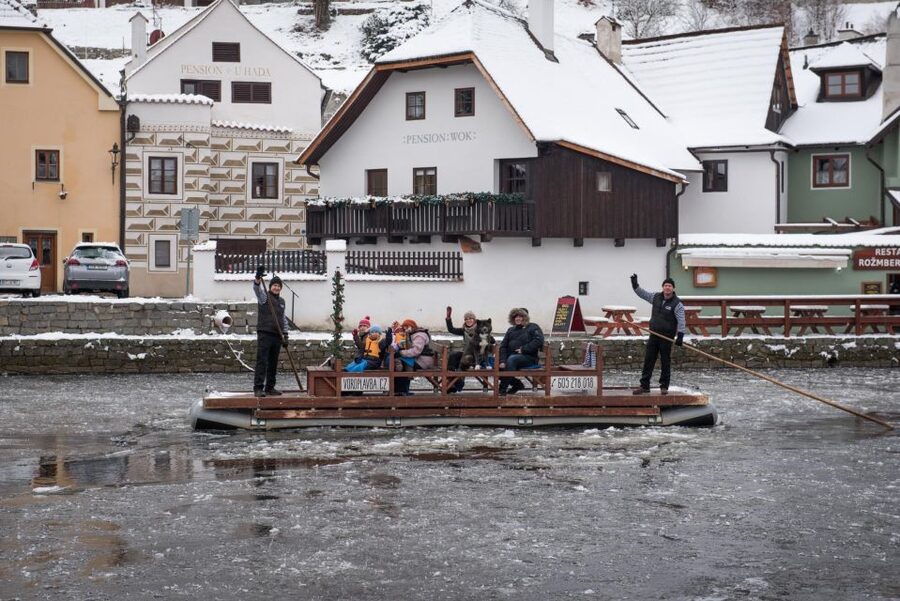 Český Krumlov: Advent Wooden Raft River Cruise - What the 30-Minute Route Feels Like