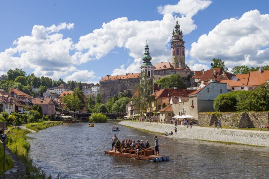 Český Krumlov: Wooden Raft River Cruise - The first views: synagogue, church, and river walls