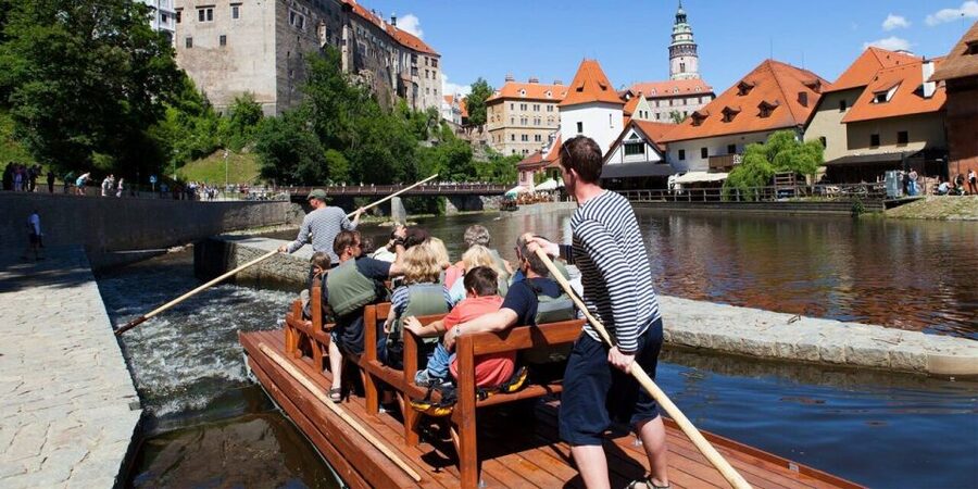 Český Krumlov: Wooden Raft River Cruise - Passing Egon Schiele Art Centrum and Krumlov Castle
