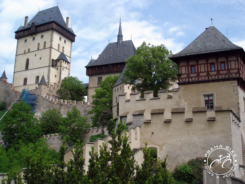 Coutryside e-bike tour to Karlstejn Castle - Karlštejn village and the first castle views