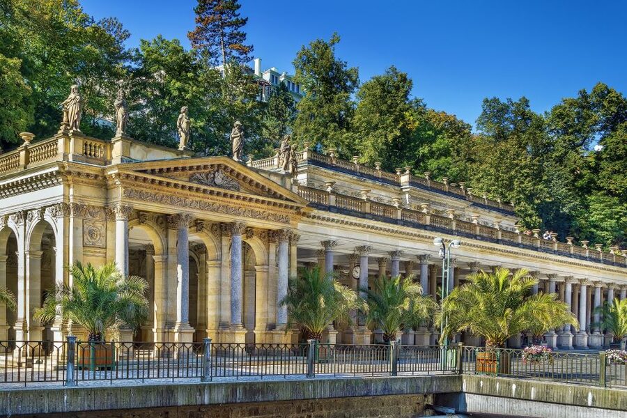 From Prague: Private Karlovy Vary & Crystal Factory Tour - Why Karlovy Vary became famous