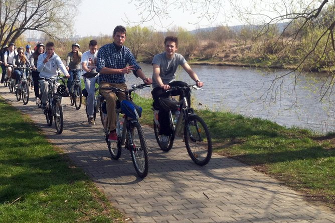 Full-Day Countryside Bike Tour to Karlstejn Castle (small group) - Getting out of Prague, then finding the river