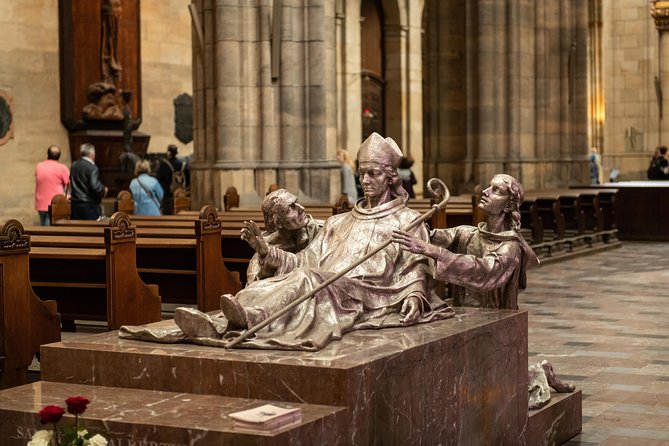 Full-Day Prague Tour with Prague Castle, Lunch and Vltava Cruise - Old Town Square and the Astronomical Clock