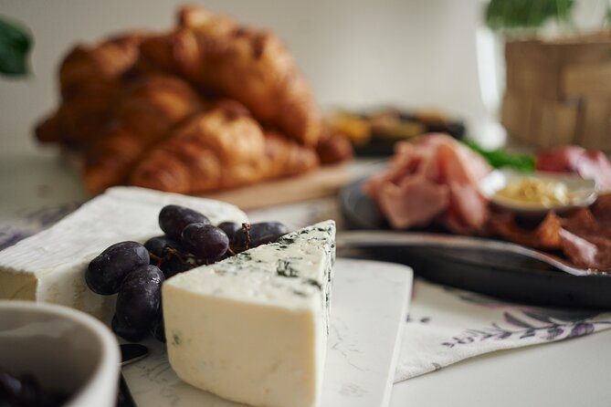 Gourmet Brunch with Chef: Unlimited Drinks & Stunning River Views - What the two-hour schedule feels like
