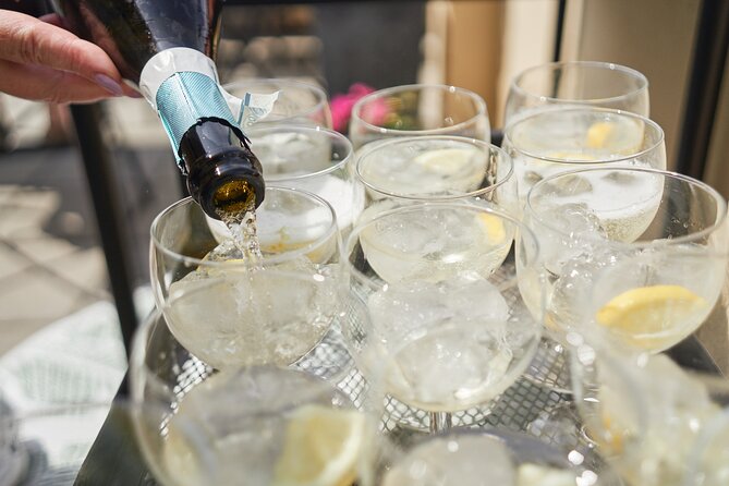 Gourmet Brunch with Chef: Unlimited Drinks & Stunning River Views - How the host stories add value