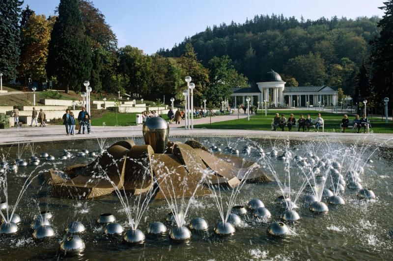 Karlovy Vary & Marianske Lazne Tour from Prague with Lunch - Lunch in the middle of a busy day