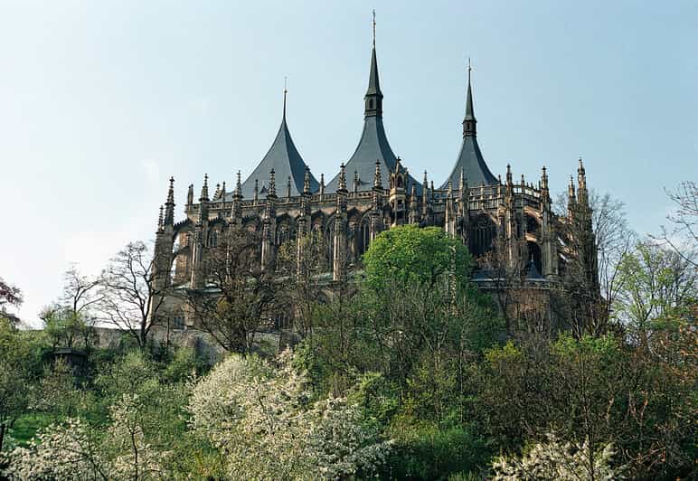 Kutna hora - Unesco - Meeting at the yellow kiosk near Municipal Building