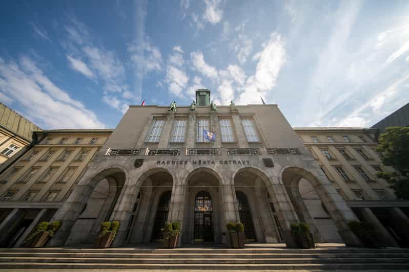 Ostrava: Entrance to the viewing tower of the new town hall - Free binoculars make a real difference