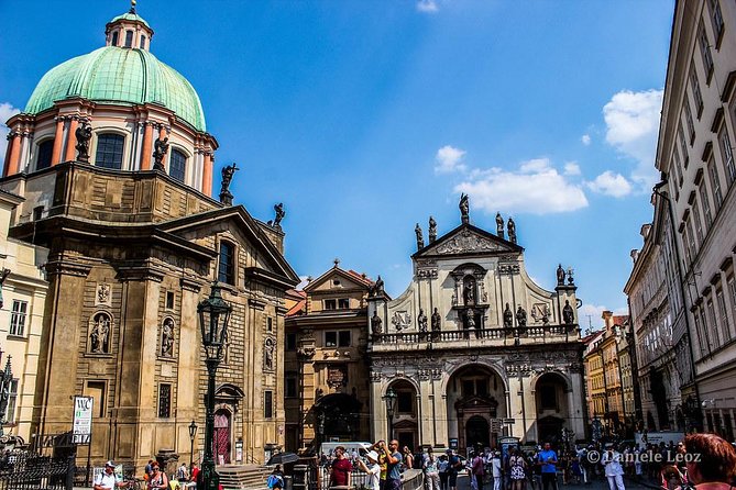 Pedestrian tour of Prague in Spanish - Municipal House and the Powder Tower