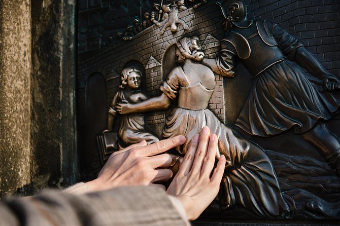 Photo Walking Tour in Prague - Charles Bridge, Prague Castle, and the value of the backdrop