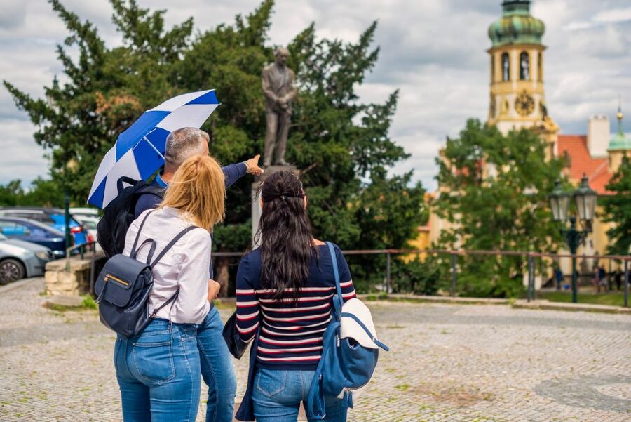 Prague: 1-Hour Castle Tour With Fast-GET Admission Ticket - The guide makes the first hour