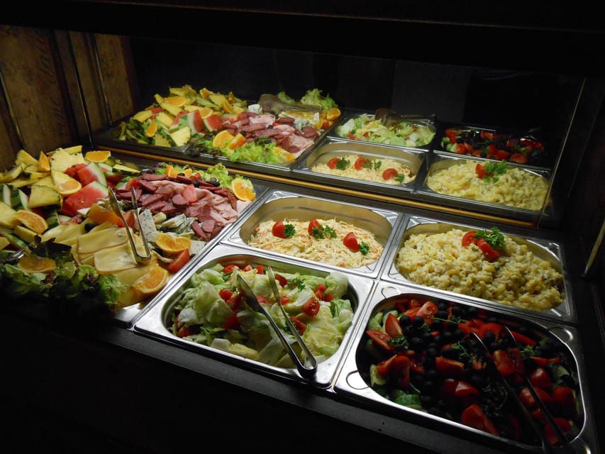Prague: 1-hour Cruise with Audio Guide - Drinks, food, and the one-hour rhythm