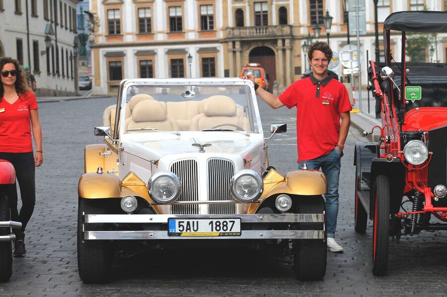 Prague: 1-Hour Vintage Car Tour - What the private guide adds