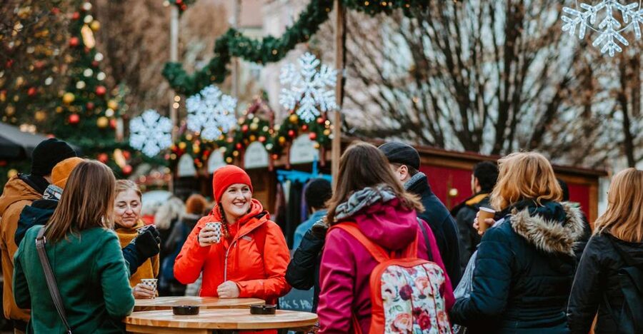 Prague: 2-3h Magical Christmas Markets Tour with Inclusions - Guides who make the traditions memorable