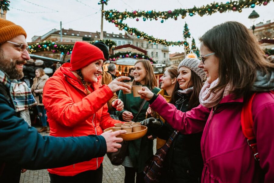 Prague: 2-3h Magical Christmas Markets Tour with Inclusions - What the 150-minute schedule really gives you