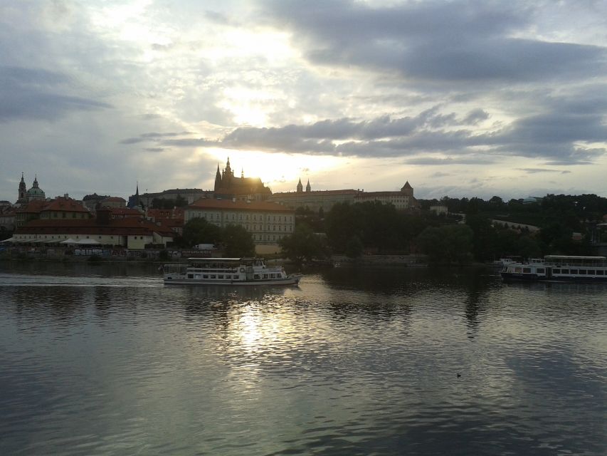 Prague: 3-hour Evening River Cruise with Dinner - Key points to know before booking