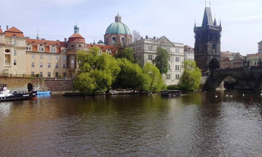 Prague: 3-hour Evening River Cruise with Dinner - Dinner on the Vltava
