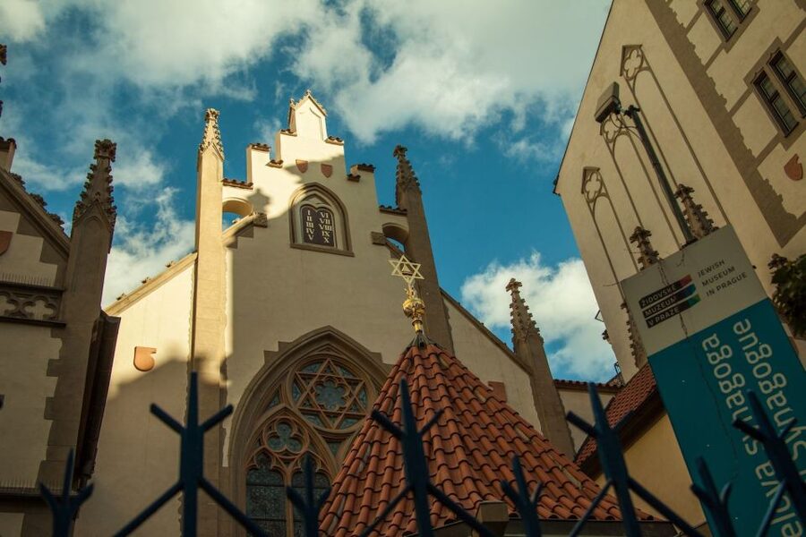 Prague: 3-Hour Old Town and Prague Castle Tour in German - The Astronomical Clock and Prague’s medieval center