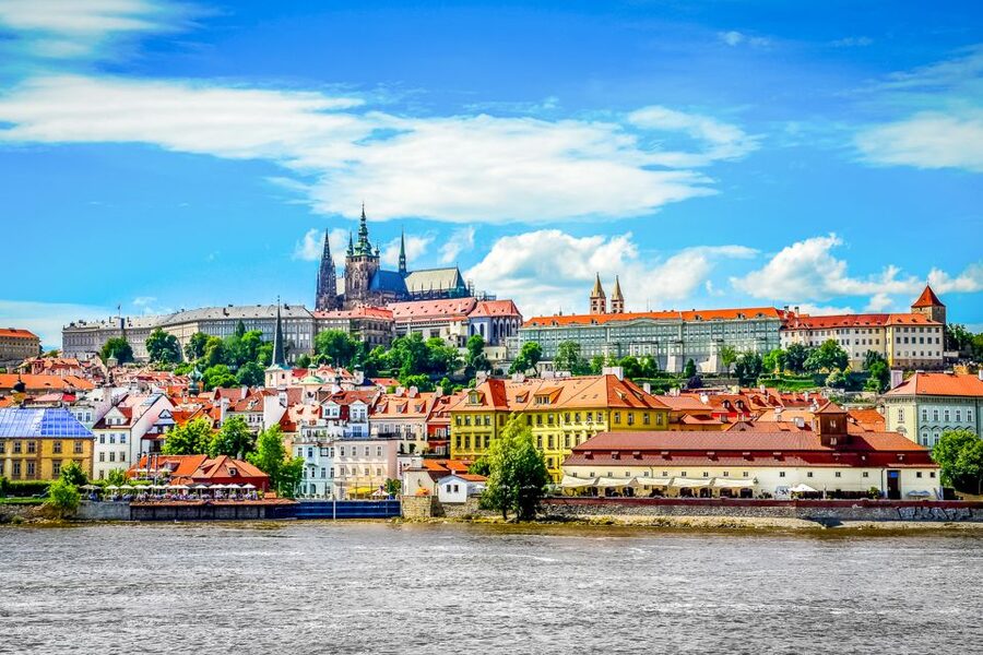 Prague: 45-Minute Sightseeing Cruise to Devil's Channel - Winter comfort and summer photography