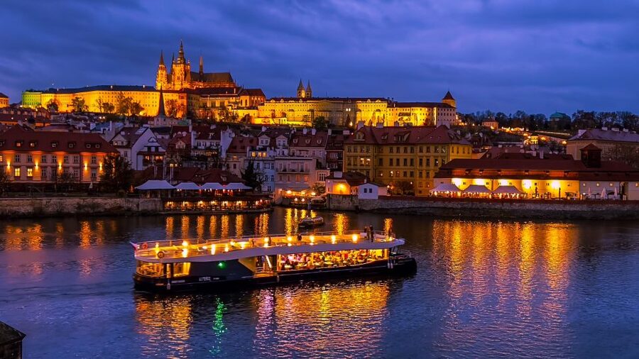 Prague: 50-Minute Sightseeing Evening Cruise - Who should book this evening cruise?