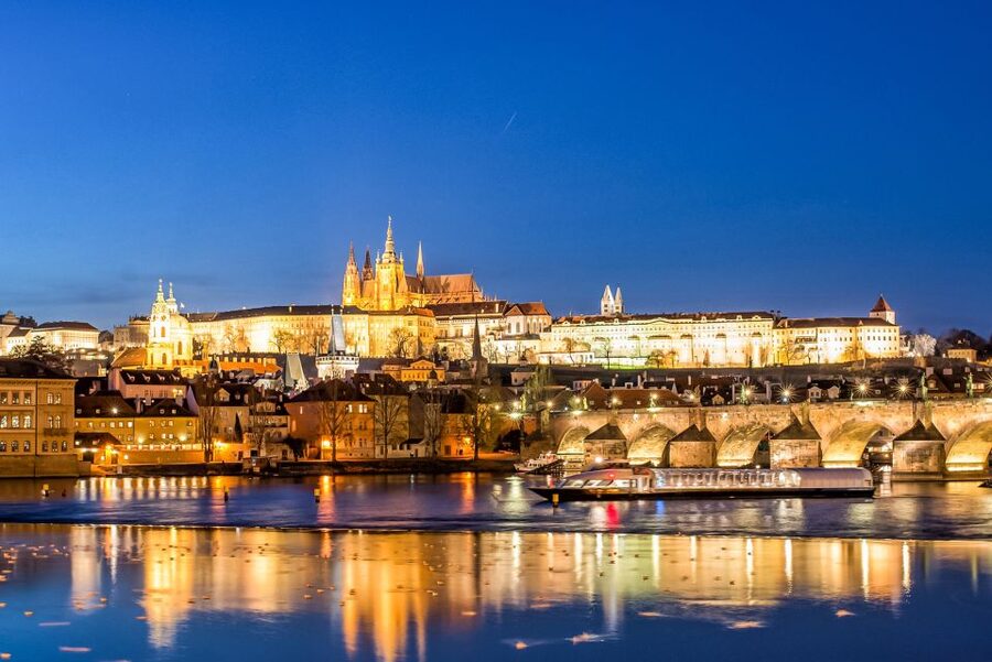 Prague: 50-Minute Sightseeing Evening Cruise - Charles Bridge after dark