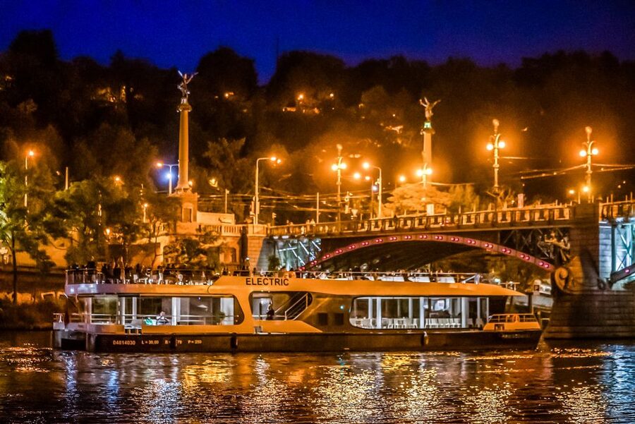 Prague: 50-Minute Sightseeing Evening Cruise - Choosing your seat and timing