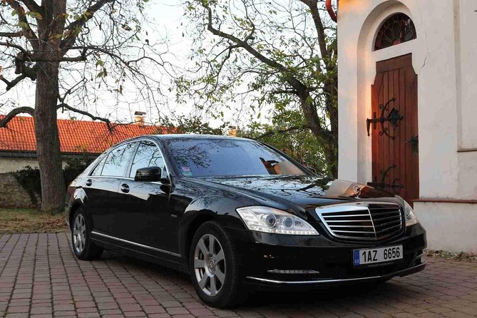 Prague airport luxury transfer by a Mercedes Benz S class - The arrival transfer, step by step