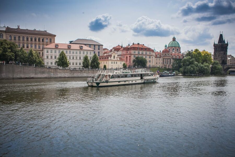 Prague: An unforgettable 2-hour cruise on the Vltava River. - The buffet issue and choosing your seat