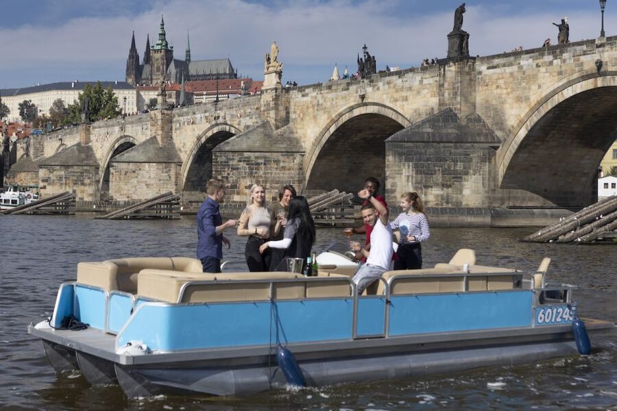 Prague: Beer Boat Tour - Choosing between Budvar, Prosecco, and cider