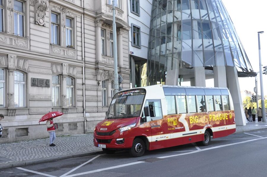 Prague: Big Bus Hop-on Hop-off, Castle Tour and River Cruise - Bus Comfort, Traffic, and Finding the Stops