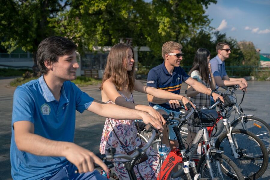 Prague: Bike or E-Bike City Tour with A Local Guide - Why a bike is a smart way to meet Prague