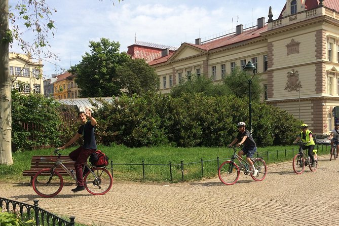 Prague Bike Tour - Stunning Viewpoints, Castle, City & Park - What the equipment and support add