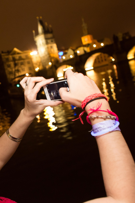 Prague: Boat Party with Unlimited Drinks & After Party Entry - Choosing the drink option without getting caught out