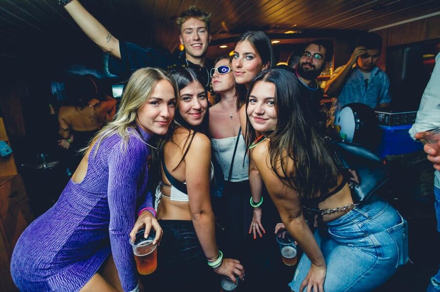 Prague: Boat Party with Unlimited Drinks & After Party Entry - Starting with the pre-party open bar