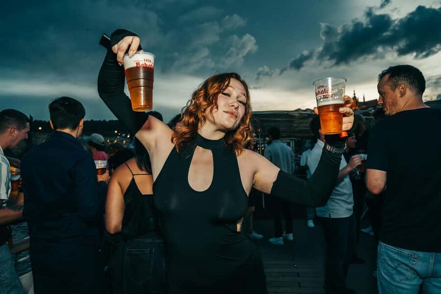 Prague: Booze Cruise with Open Bar and Duplex Entry - FAQ