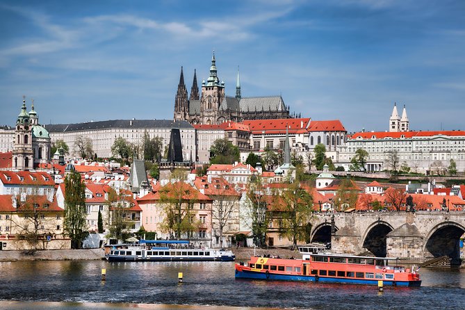 Prague: Bus Tour, Walking Tour, River Cruise and Lunch - Guide quality and group comfort