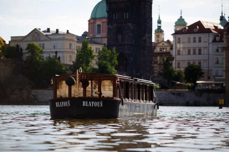 Prague: Canal Cruise Around Charles Bridge - Charles Bridge: the opening view