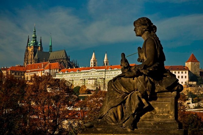 Prague Castle And Castle Grounds Walking Tour in french - Key points at a glance