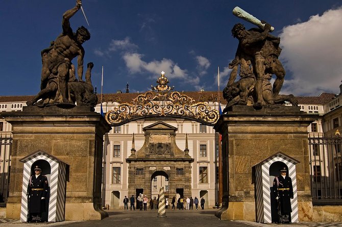 Prague Castle And Castle Grounds Walking Tour in french - The Old Royal Palace and Vladislav Hall