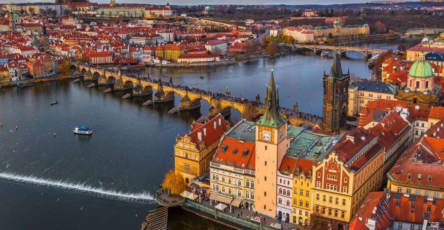 Prague: Castle and Jewish Quarter Tour with Cruise and Lunch - The one-hour Vltava cruise