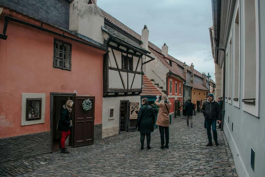 Prague Castle St. Vitus Cathedral, Royal Palace, St. George's Basilica - Who should book this German-language visit