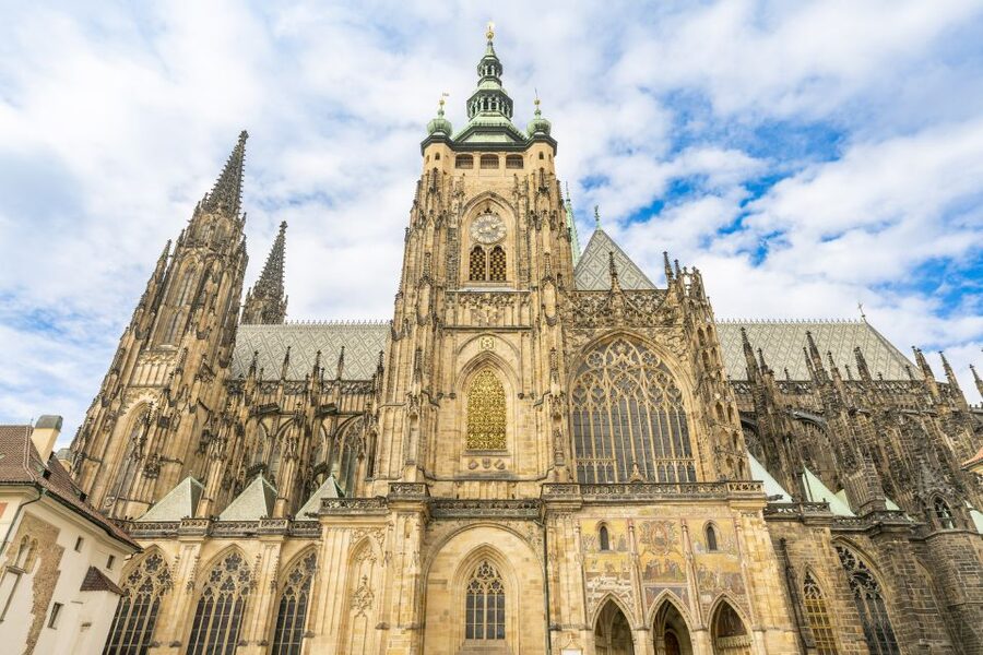 Prague: Castle Tour with Local Guide and Entry Ticket - Languages, weather, and planning advice