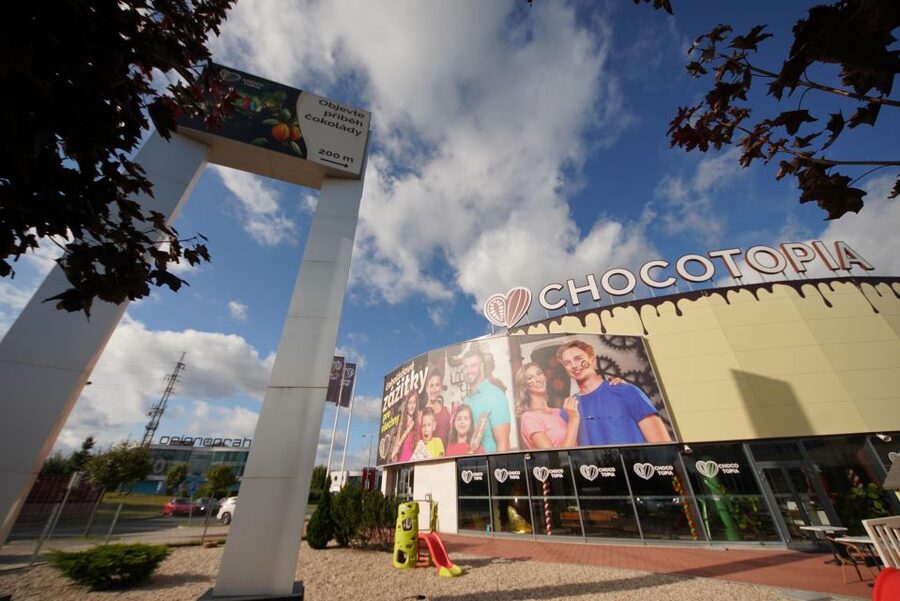 Prague: Chocotopia Chocolate Factory Tour Ticket + Workshop - The container elevator adds a theatrical twist