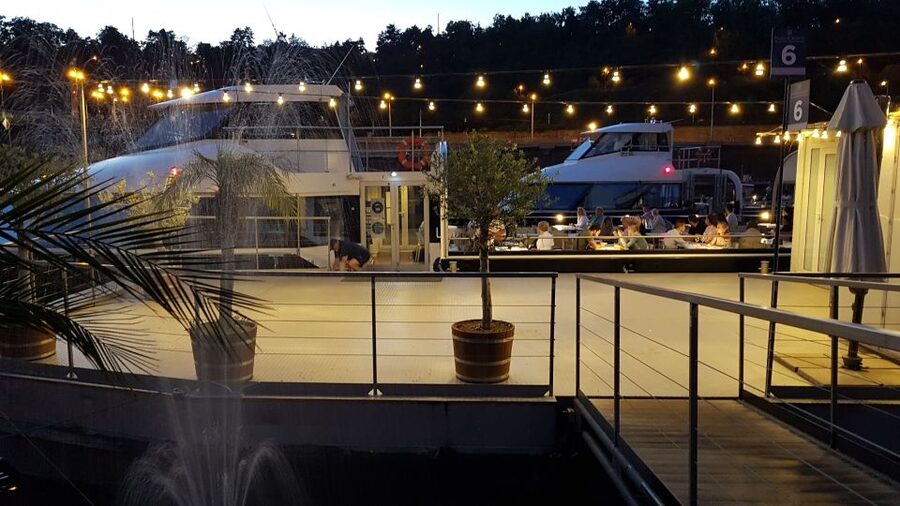 Prague: City Tour and Dinner Cruise with Hotel Pickup - Prague Castle, Charles Bridge, and the floodlit riverfront