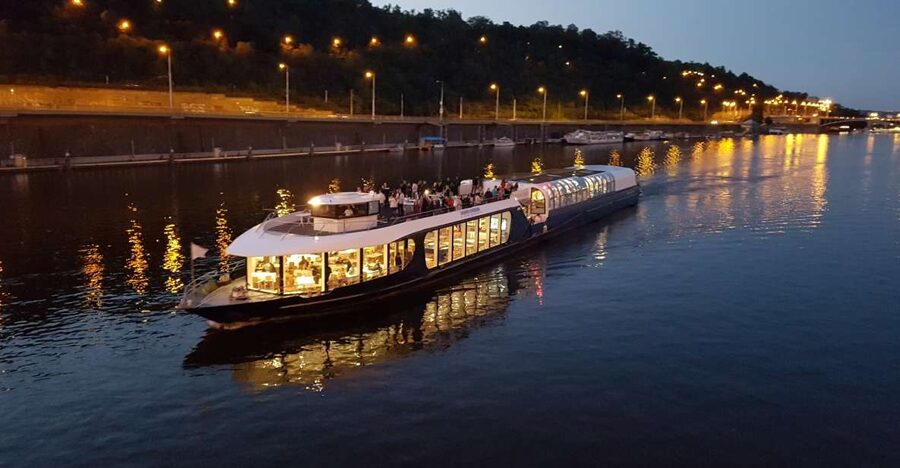 Prague: City Tour and Dinner Cruise with Hotel Pickup - Who should book this Prague evening?