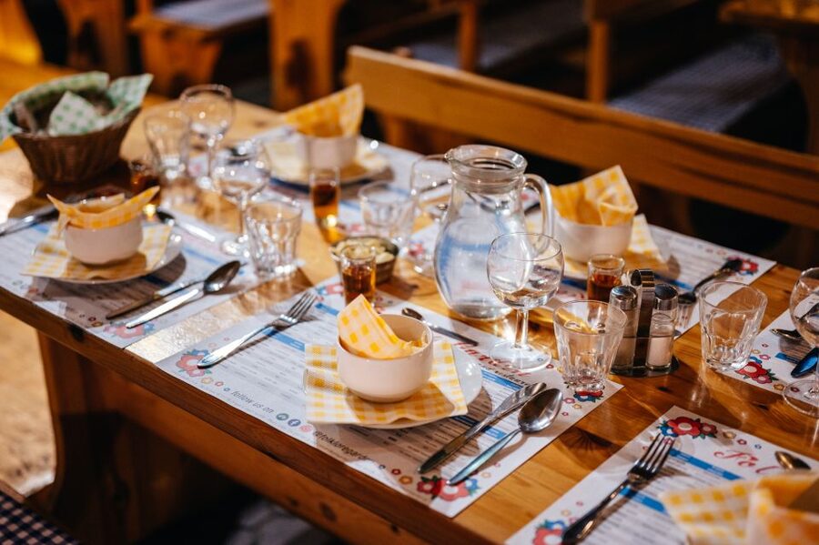 Prague: Dinner with Folk Show and Open Bar - Who should book this folk dinner